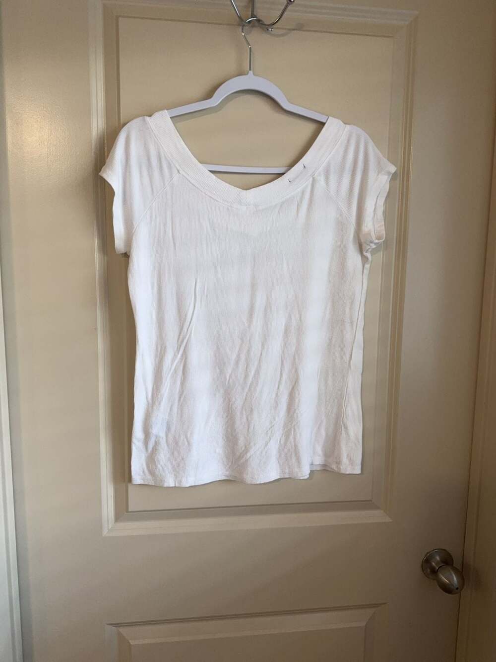 Bebe White Ribbed Rhinestone Logo V-Neck T-Shirt Size XL - Picture 5 of 6